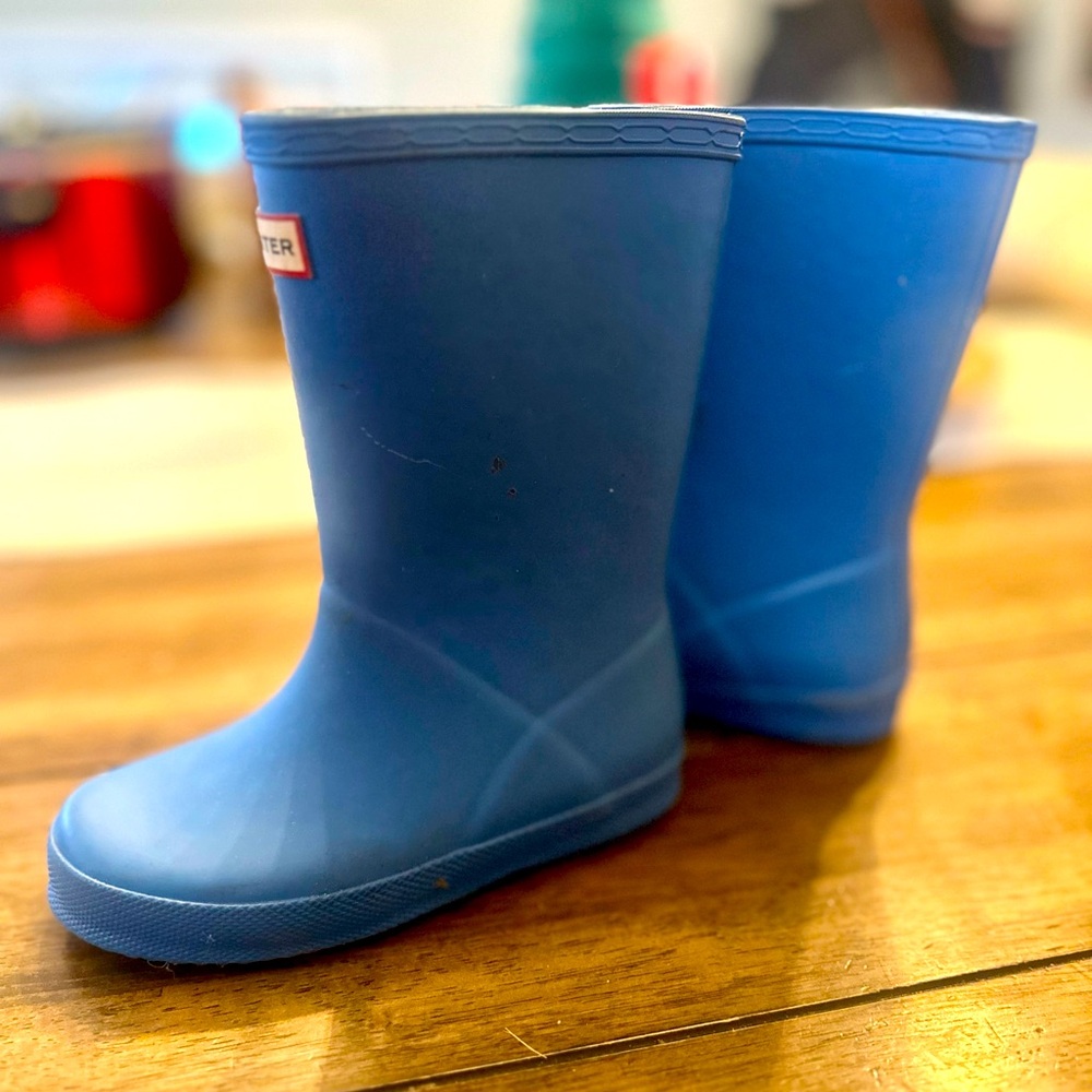 Blue hunter rain boots.